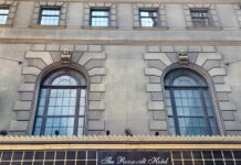 El centenario hotel Roosevelt en Nueva York reabrió este viernes sus puertas, después de tres años cerrado, como refugio para familias inmigrantes con niños.