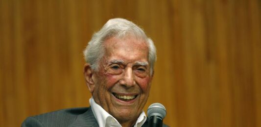 El escritor peruano, Mario Vargas Llosa
