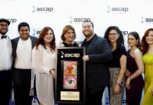 El grupo Rimas con su premio a la canción del año Me Porto Bonito
