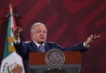 El presidente de México, Andrés Manuel López Obrador, pidió este jueves a la comunidad hispana no votar por el gobernador republicano de Florida, Ron DeSantis, quien ayer lanzó su candidatura a la Presidencia de Estados Unidos, al considerar que contempla políticas que “no respetan” a los migrantes.