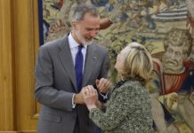 El rey Felipe VI saluda a la exsecretaria de Estado de Estados Unidos Hillary Clinton