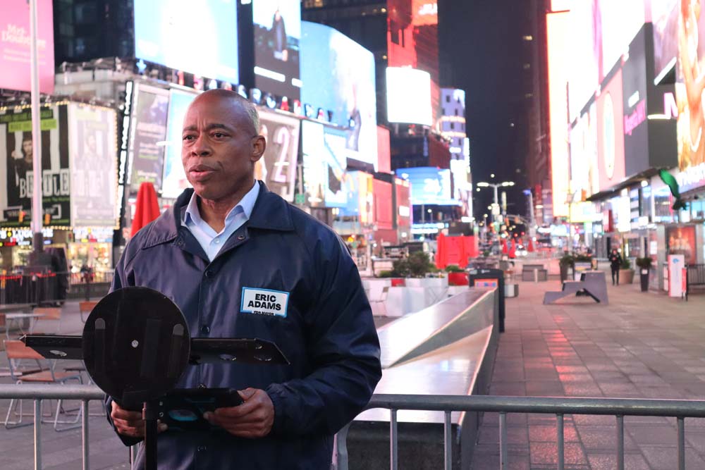 Según el alcalde Eric Adams, la medida de transportar a migrantes en autobús hacia otras ciudades y estados demuestra una falta de respeto hacia las comunidades de migrantes y perpetúa estereotipos negativos sobre ellos.