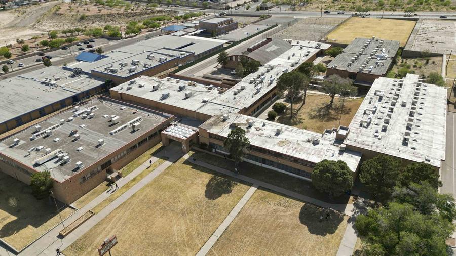 Fotograf&iacute;a a&eacute;rea de las instalaciones de la escuela secundaria Basset.