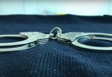 Arrestan a 2 alumnos de 14 años por amenazar en redes sociales con un tiroteo en Florida Dos estudiantes de 14 años fueron arrestados por amenazar en las redes sociales con un tiroteo en la escuela Bloomingdale High School, en el condado de Hillsborough, costa oeste de Florida, informaron este martes las autoridades.