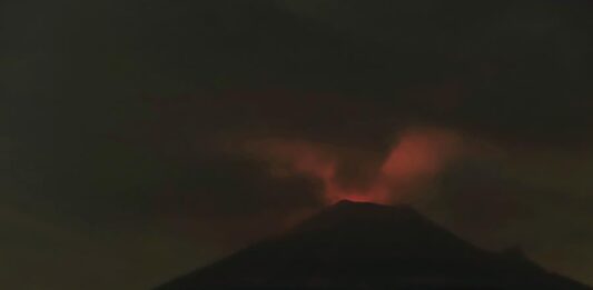 Los Aeropuertos Internacionales de la Ciudad de México (AICM) y Felipe Ángeles (AIFA) suspendieron sus operaciones por casi seis horas este sábado ante la presencia de ceniza del volcán Popocatépetl.