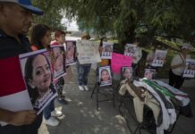 Familiares de desaparición y colectivos feministas protestan hoy por la principales calles en la ciudad de Monterrey (1)