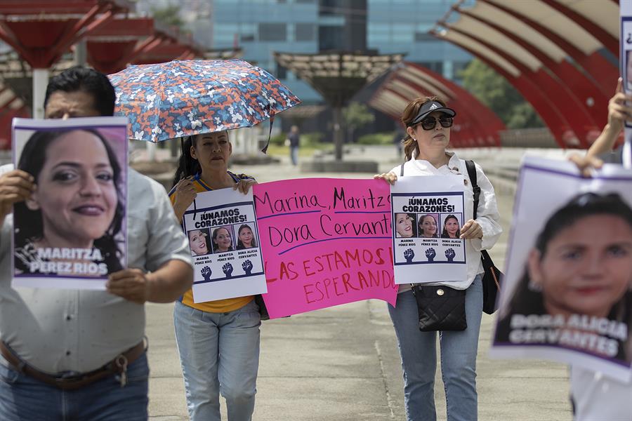 Familiares de desaparici&oacute;n y colectivos feministas protestan hoy por la principales calles en la ciudad de Monterrey (2)