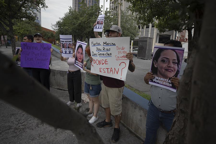 Familiares de desaparici&oacute;n y colectivos feministas protestan hoy por la principales calles en la ciudad de Monterrey (3)