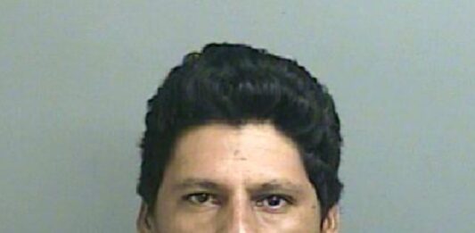 El mexicano Francisco Oropesa, sospechoso del asesinato de cinco hondureños este fin de semana en la localidad de Cleveland, Texas, había sido deportado cuatro veces de EE.UU. antes de volver a entrar irregularmente en el país la última vez, informaron este lunes las autoridades. (Foto FBI Houston)