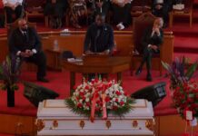 El funeral por el joven Jordan Neely, estrangulado hasta la muerte por un pasajero en un vagón del metro de Nueva York el pasado 1 de mayo, se convirtió este viernes en un alegato contra el racismo sistémico instalado en la sociedad estadounidense contra la población negra.