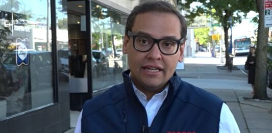 El congresista republicano por Nueva York George Santos, famoso por la maraña de falsedades que urdió para ser elegido, se declaró este miércoles no culpable de los presuntos delitos por los que hoy fue detenido y quedó en libertad bajo fianza de medio millón de dólares.
