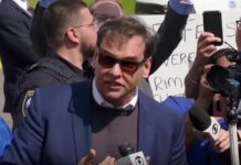 George Santos firma un acuerdo con la Justicia brasileña y evita un proceso por estafa El congresista republicano por Nueva York George Santos, detenido el miércoles en Estados Unidos acusado de varios delitos, firmó un acuerdo con la Justicia brasileña para poner fin a un proceso en el que era acusado de estafa, informaron este viernes fuentes oficiales.