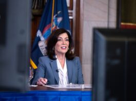 La gobernadora del estado de Nueva York, Kathy Hochul, y el alcalde Eric Adams unieron este lunes esfuerzos con el sector empresarial para reclamar una vez más al Gobierno federal que acelere la regularización de los inmigrantes recién llegados. Foto Mike GrollOffice of Governor Kathy Hochul