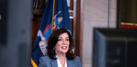 La gobernadora del estado de Nueva York, Kathy Hochul, y el alcalde Eric Adams unieron este lunes esfuerzos con el sector empresarial para reclamar una vez más al Gobierno federal que acelere la regularización de los inmigrantes recién llegados. Foto Mike GrollOffice of Governor Kathy Hochul