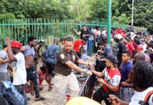 Un paquete de leyes de Texas que lidian directamente con la inmigración avanzó hacia el Senado estatal en medio de las protestas de defensores de los derechos de los migrantes, que este miércoles calificaron las medidas como inconstitucionales y afirmaron que “criminalizan a los indocumentados”.