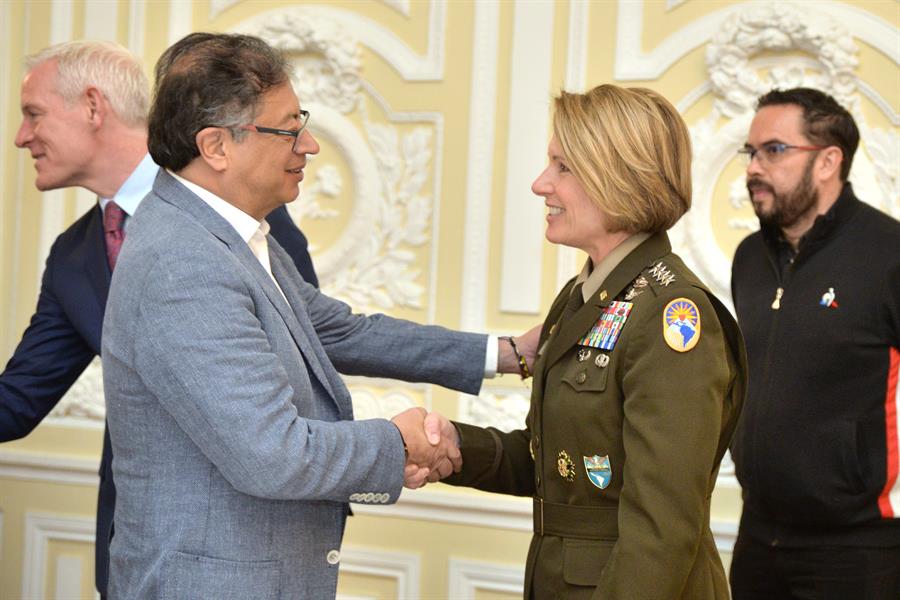 Gustavo Petro (i), mientras saluda a la General Laura J. Richardson Gustavo Petro (i), mientras saluda a la General Laura J. Richardson