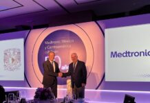 Héctor Orellana (i), vicepresidente de Medtronic en México y Centroamérica, y el Dr. Germán Fajardo