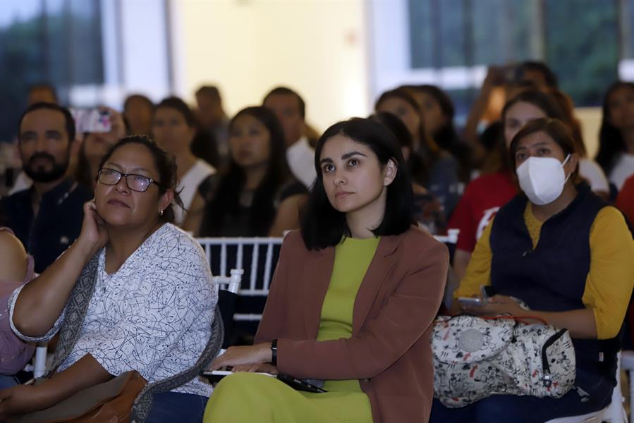 Helena Monzón (c), hermana de la activista méxico-española Cecilia Monzón (2)