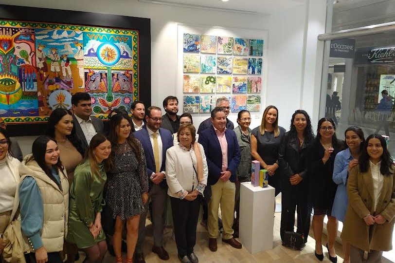 Una nutrida delegaci&oacute;n de funcionarios de la representaci&oacute;n de M&eacute;xico ante la Organizaci&oacute;n de las Naciones Unidas, asisti&oacute; a la inauguraci&oacute;n de la obra de su compatriota Mariana de la Fuente y se fotografiaron con la artista frente a sus cuadros.
