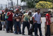Tensión y desconfianza: las decisiones del alcalde Eric Adams sobre los inmigrantes causa gran angustia entre los neoyorquinos La crisis que enfrenta la ciudad de Nueva York por la masiva llegada de inmigrantes continúa exponiendo las ineficiencias de su gobierno local para manejar la situación, la cual sigue causando gran angustía entre sus residentes.