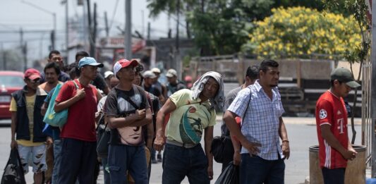 La crisis que enfrenta la ciudad de Nueva York por la masiva llegada de inmigrantes continúa exponiendo las ineficiencias de su gobierno local para manejar la situación, la cual sigue causando gran angustía entre sus residentes. 