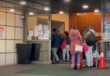 Continúa llegada de inmigrantes a Nueva York en medio de disputas La decisión del alcalde de Nueva York, Eric Adams, de enviar inmigrantes a hoteles al norte del estado, por la saturación en los albergues de la ciudad, no solo ha generado batallas legales sino que ha afectado los planes de bodas de algunas parejas.