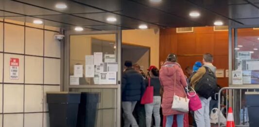 La decisión del alcalde de Nueva York, Eric Adams, de enviar inmigrantes a hoteles al norte del estado, por la saturación en los albergues de la ciudad, no solo ha generado batallas legales sino que ha afectado los planes de bodas de algunas parejas.