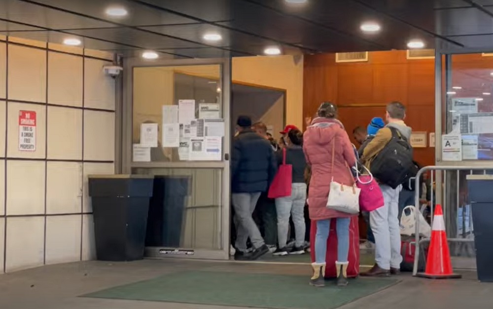 Inmigrantes a hoteles NYC La decisión del alcalde de Nueva York, Eric Adams, de enviar inmigrantes a hoteles al norte del estado, por la saturación en los albergues de la ciudad, no solo ha generado batallas legales sino que ha afectado los planes de bodas de algunas parejas.