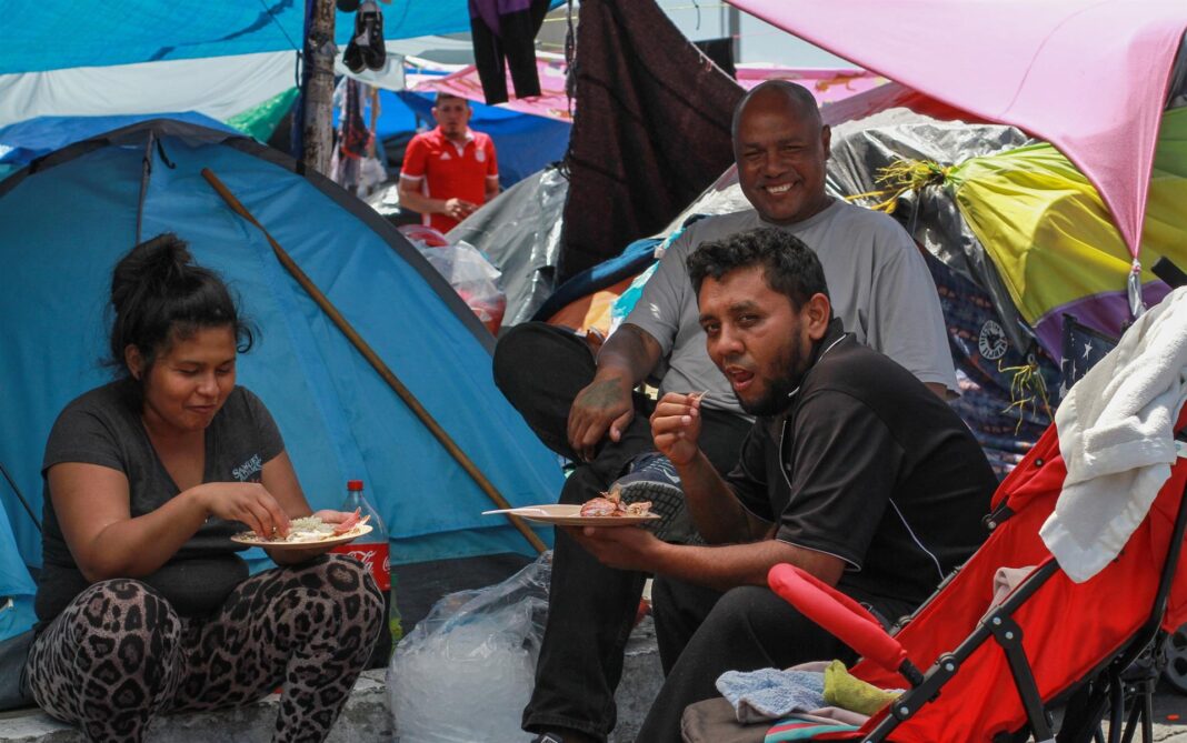 El condado de Pima en el sur de Arizona llegó a un acuerdo con hoteles para albergar en caso necesario a migrantes que crucen la frontera tras al concluir hoy a la medianoche la aplicación del Título 42, que permite la expulsión expedita de extranjeros por razones sanitarias.