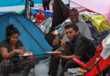 El condado de Pima en Arizona logra acuerdo con hoteles para albergar migrantes El condado de Pima en el sur de Arizona llegó a un acuerdo con hoteles para albergar en caso necesario a migrantes que crucen la frontera tras al concluir hoy a la medianoche la aplicación del Título 42, que permite la expulsión expedita de extranjeros por razones sanitarias.