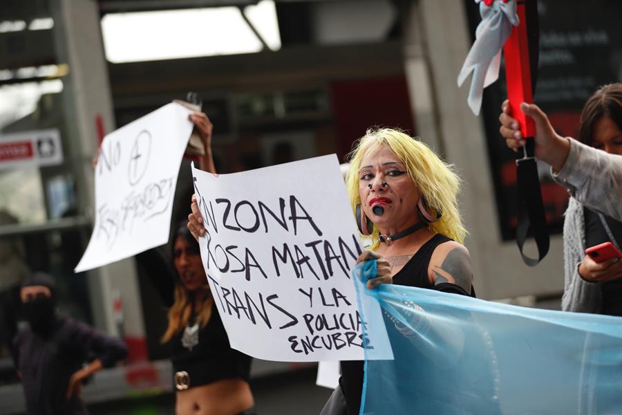 Integrantes de la comunidad LGBT participan en una manifestación