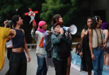 Integrantes de la comunidad LGBT participan en una manifestación (2)