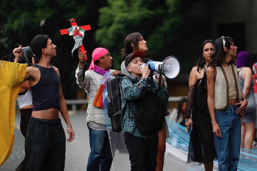 Integrantes de la comunidad LGBT participan en una manifestación (2) Integrantes de la comunidad LGBT participan en una manifestación (2)