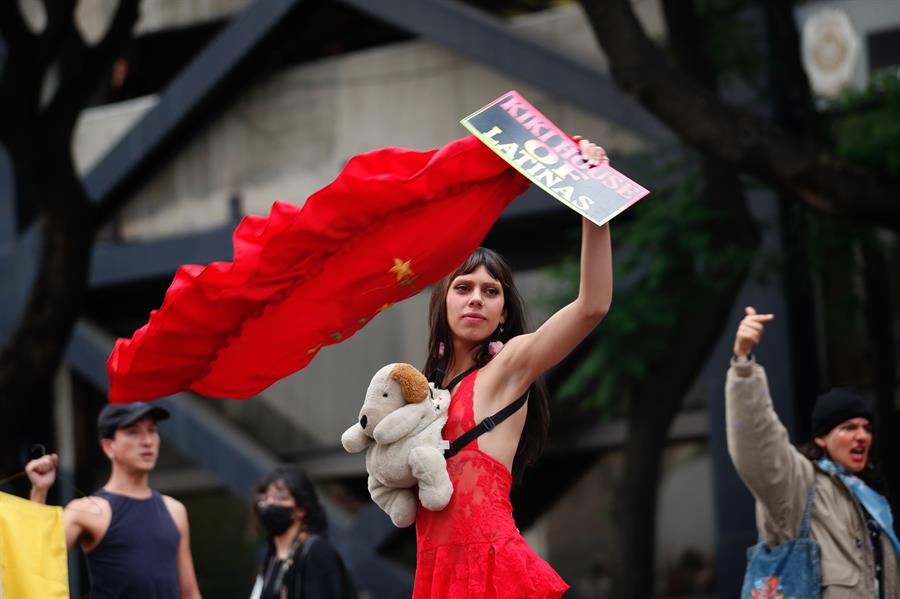 Integrantes de la comunidad LGBT participan en una manifestación