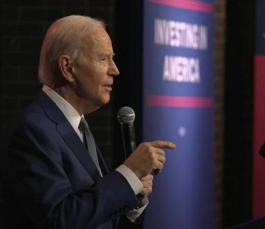 El presidente Joe Biden acusó este miércoles a los legisladores republicanos de tomar a la economía "como rehén" al condicionar la suspensión del techo de deuda a la aprobación de importantes recortes del gasto público.