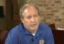 Texas se querella contra medida que permitiría la liberación de algunos indocumentados El fiscal general del estado de Texas, el republicano Ken Paxton, presentó este viernes una demanda contra una medida aprobada hace dos días por el Gobierno del presidente de Estados Unidos, Joe Biden, que permitiría la liberación de algunos migrantes que llegan a EE.UU. mientras esperan la finalización de sus trámites.