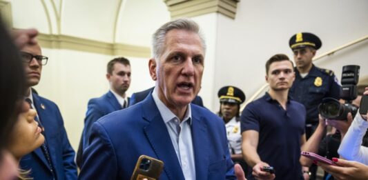 El líder de la mayoría republicana de la Cámara de Representantes, Kevin McCarthy, afirmó este sábado que el acuerdo con el Gobierno de Joe Biden con el fin de subir el techo de deuda "está cerca", pues las negociaciones han avanzado notablemente durante las últimas horas.