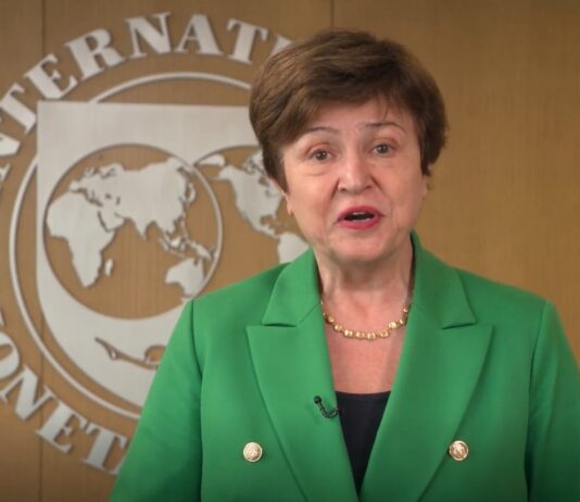 El FMI reclama un acuerdo sobre el techo de deuda en EE.UU. "tan pronto como sea posible" La directora gerente del Fondo Monetario Internacional (FMI), Kristalina Georgieva, reclamó este viernes un acuerdo sobre el techo de deuda en Estados Unidos "tan pronto como sea posible" y pidió a las partes negociadoras que aborden este problema "de forma diferente".