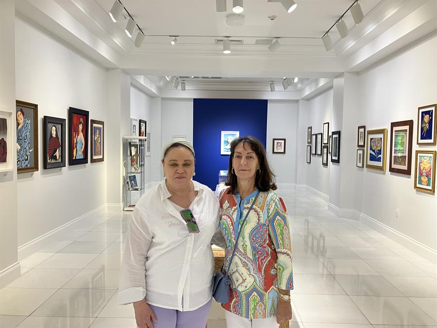 La escritora cubana Zo&eacute; Vald&eacute;s posa con Eneida Unzueta
