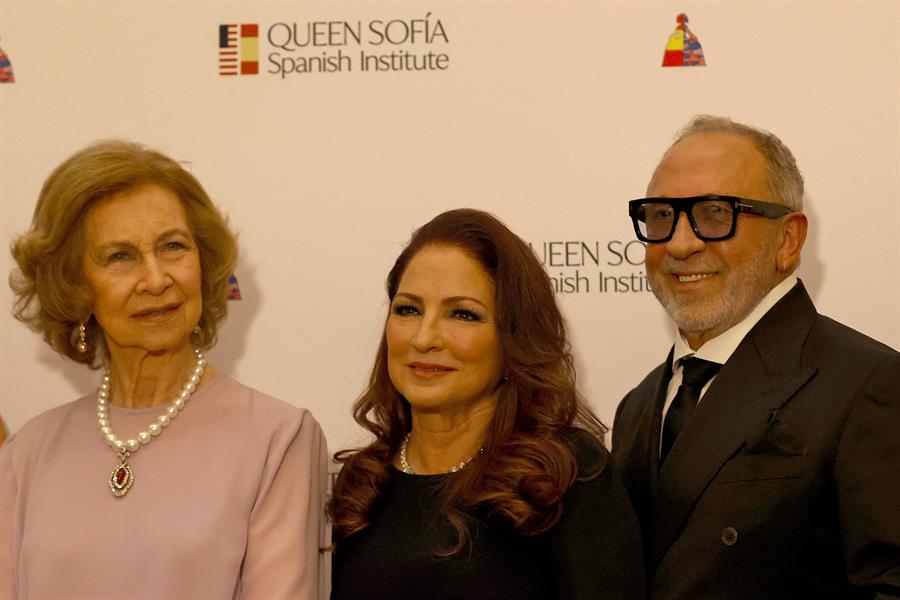 La reina emérita Sofía, la cantante Gloria Estefan (c) y su marido, el productor Emilio Estefan