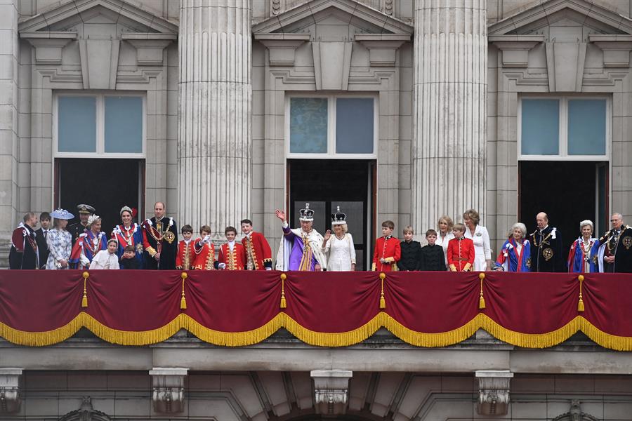 Los recién coronados reyes Carlos III (ci) y Camila (cd), así como otros miembros de la familia real