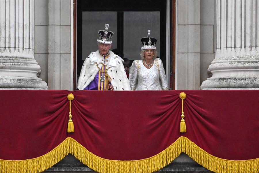 Los recién coronados reyes Carlos III y Camila, Los recién coronados reyes Carlos III y Camila,