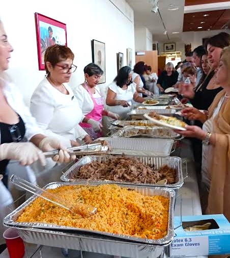 Las delicias preparadas con entusiasmo y cari&ntilde;o por las voluntarias de Mujeres Exitosas para celebrar el D&iacute;a de la Madre, se comparten gratuitamente y sin ning&uacute;n costo a los invitados y asistentes de esta actividad totalmente familiar.