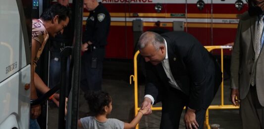 Nueva York volvió a recibir hoy nuevos grupos de inmigrantes llegados en autobuses por el gobernador republicano de Texas, Gregg Abbott. Foto Commissioner Manuel Castro (NYC Immigrant Affairs)