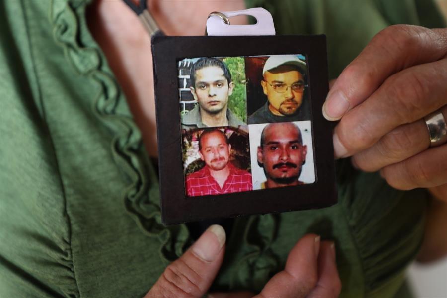 María Herrera, muestra una fotografía de sus 4 hijos desaparecidos.