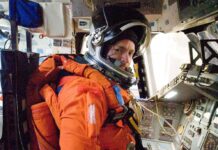 El senador por Arizona Mark Kelly y el mayor general retirado de la Fuerza Aérea, Roy Bridges, antiguos pilotos de los transbordadores espaciales de la NASA, ingresaron este sábado en el Salón de la Fama de los Astronautas del país. Foto Captain Mark Kelly