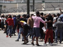 Cientos de migrantes que se encuentran varados en el sureño estado mexicano de Chiapas enfrentan este sábado restricciones y menos oportunidades para avanzar desde la frontera sur de México, ahora que termino el Titulo 42, por lo que muchos están varados en Tapachula, ahora sin poder regularizarse.