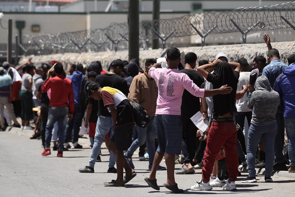 Varios cientos de migrantes que habían cruzado irregularmente la frontera entre México y Estados Unidos en los últimos días se han entregado este martes voluntariamente a la Patrulla Fronteriza de El Paso, después de una tensa jornada de intimidación por parte de las autoridades y con la esperanza de recibir un trato justo.
