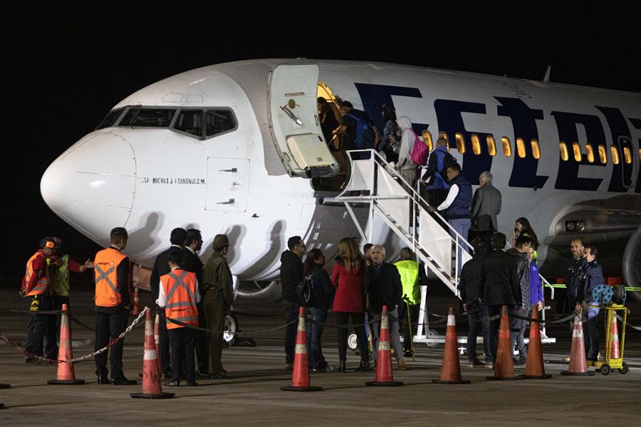 Migrantes abordan un avión de la aerolínea Estelar con destino a Venezuela Migrantes