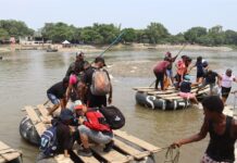 Frontera sur de México, sin reforzamiento de seguridad y abierta al paso de migrantes Migrantes cruzan el río Suchiate (3)